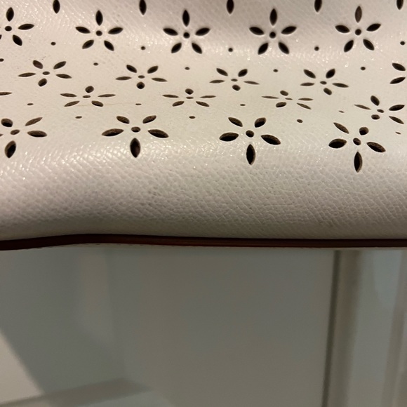 Coach Eyelet Pearlized Off White Leather Tote Bag GUC - Picture 3 of 7